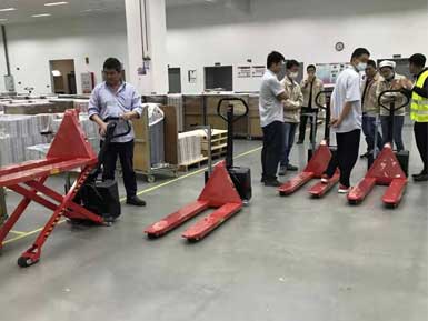 電動(dòng)高升程搬運(yùn)車交付使用，感謝廠家羅總親自跟客戶講解操作方法！